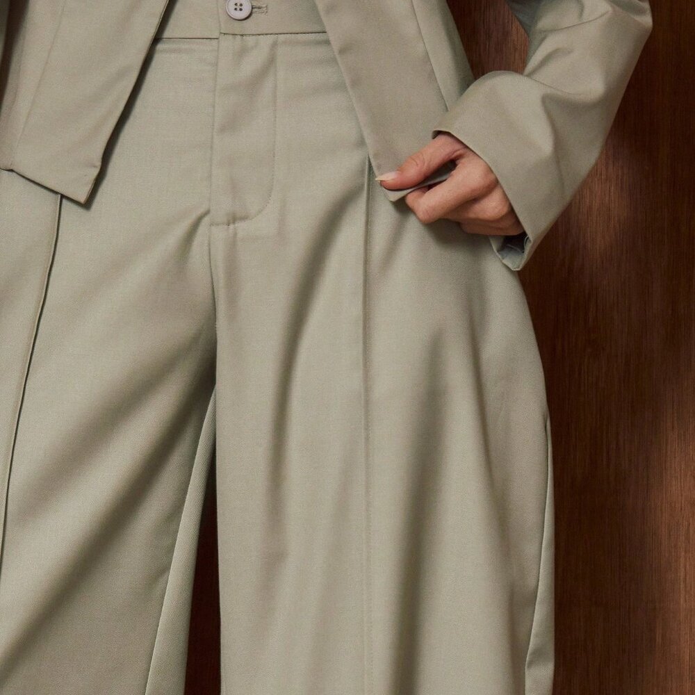 Grey Elegant Women's Pleated Trousers - Picture 5 of 5
